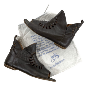 John Fluevog “Lindsay” Brown Leather Size 11 Laser Cutout Sandals